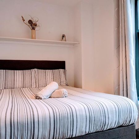 Contractor And Family Friendly Grade II Townhouse- 3 Bedrooms- Free Parking NWI Extérieur photo