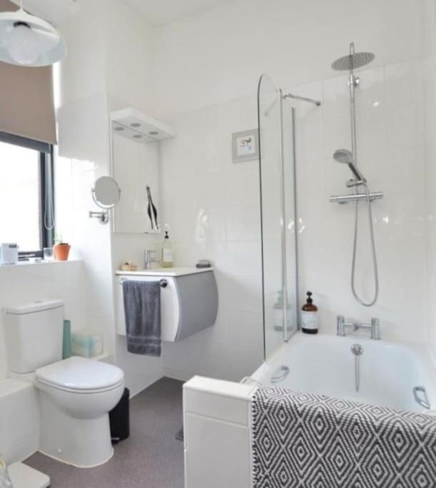 Contractor And Family Friendly Grade II Townhouse- 3 Bedrooms- Free Parking NWI Extérieur photo