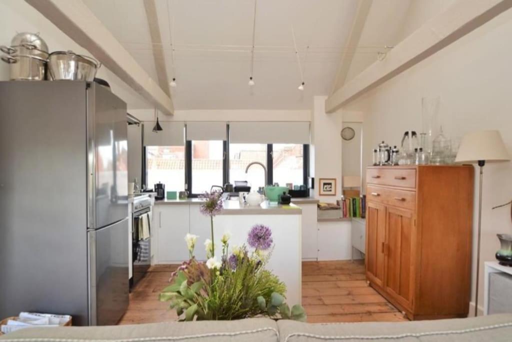 Contractor And Family Friendly Grade II Townhouse- 3 Bedrooms- Free Parking NWI Extérieur photo