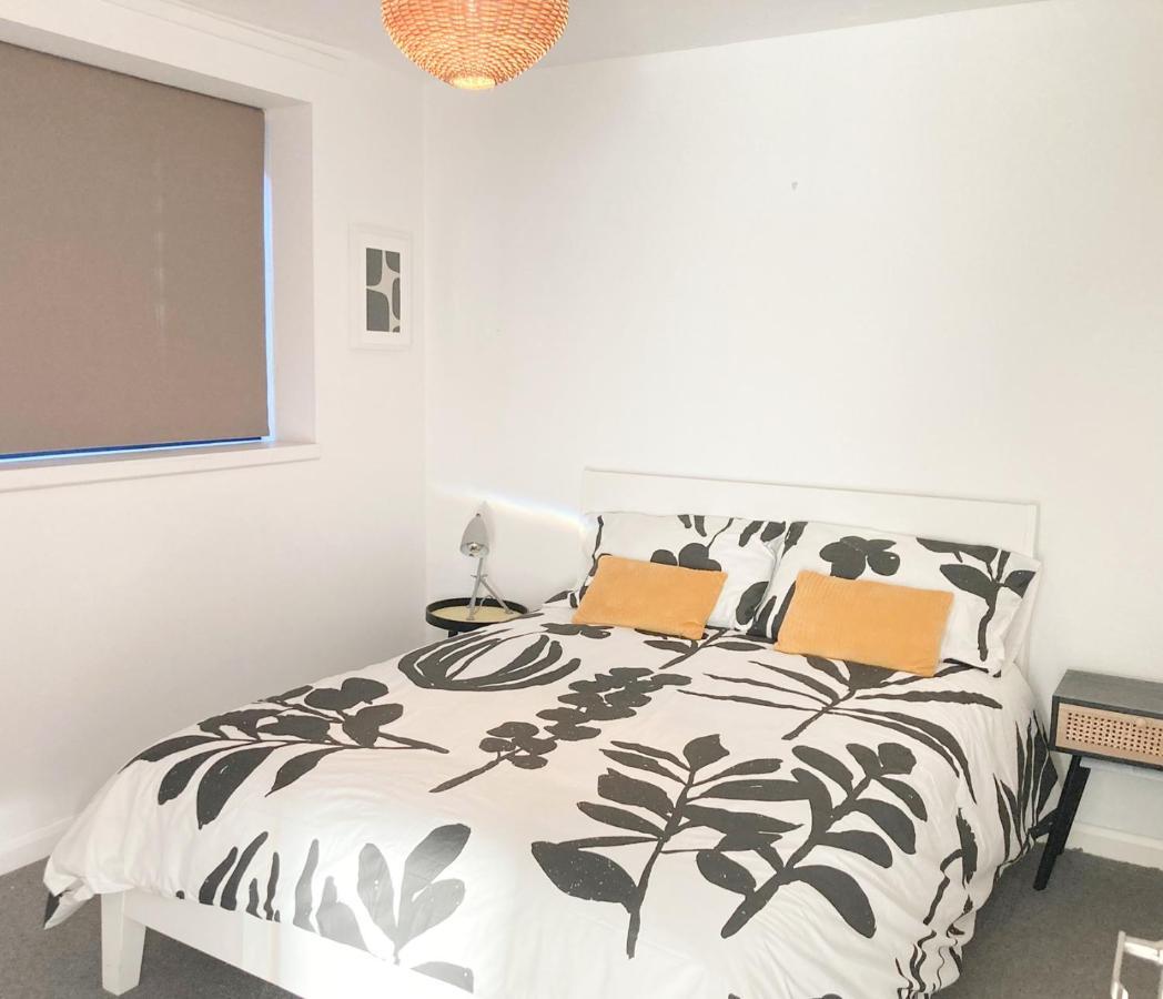 Contractor And Family Friendly Grade II Townhouse- 3 Bedrooms- Free Parking NWI Extérieur photo