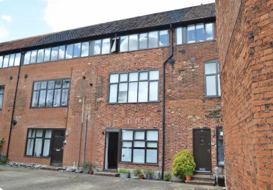 Contractor And Family Friendly Grade II Townhouse- 3 Bedrooms- Free Parking NWI Extérieur photo