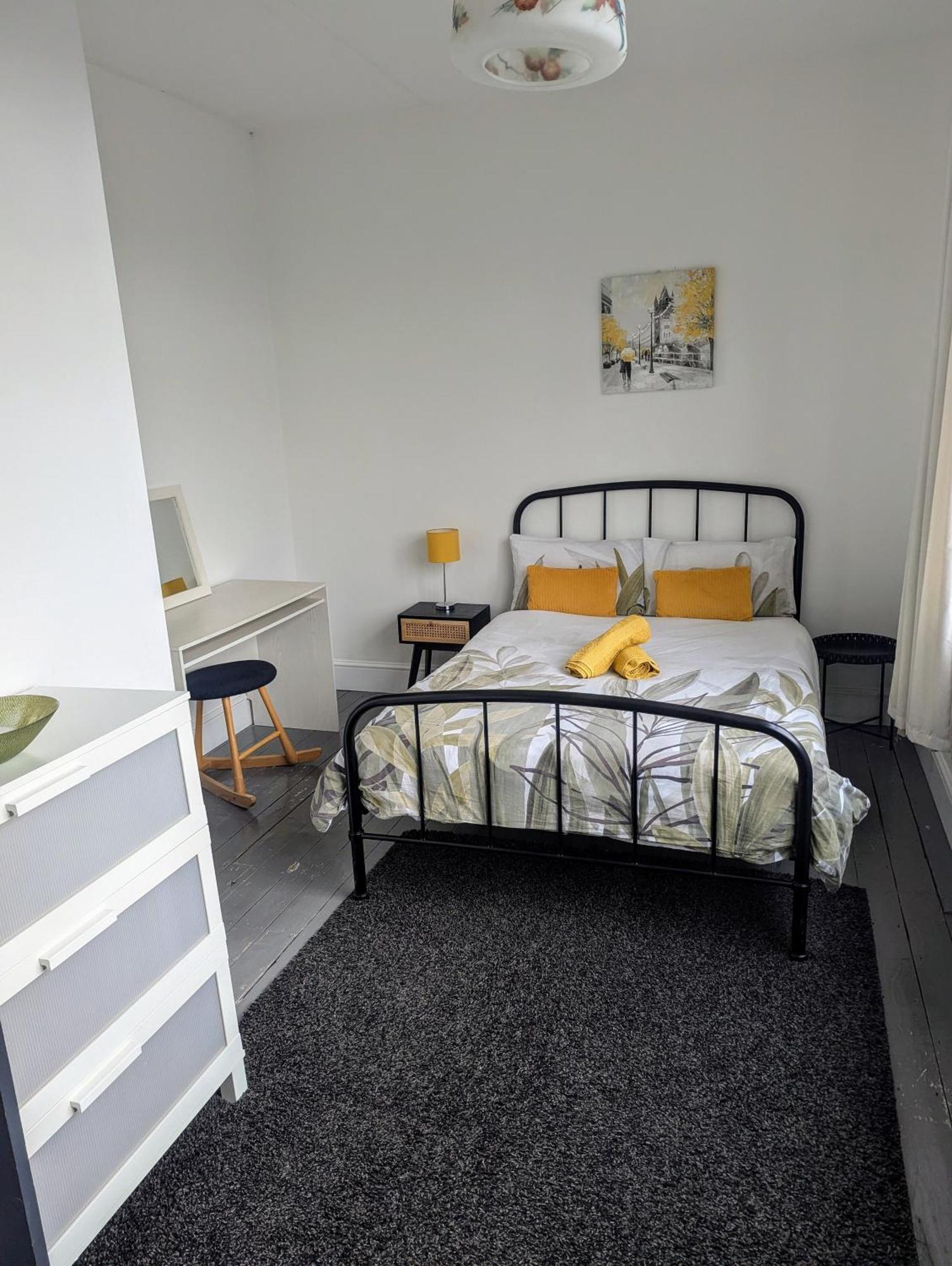Contractor And Family Friendly Grade II Townhouse- 3 Bedrooms- Free Parking NWI Extérieur photo