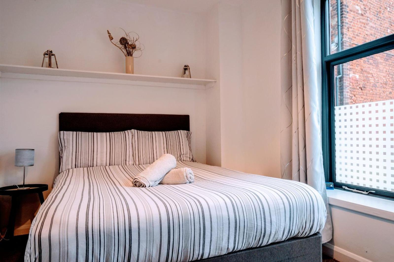 Contractor And Family Friendly Grade II Townhouse- 3 Bedrooms- Free Parking NWI Extérieur photo